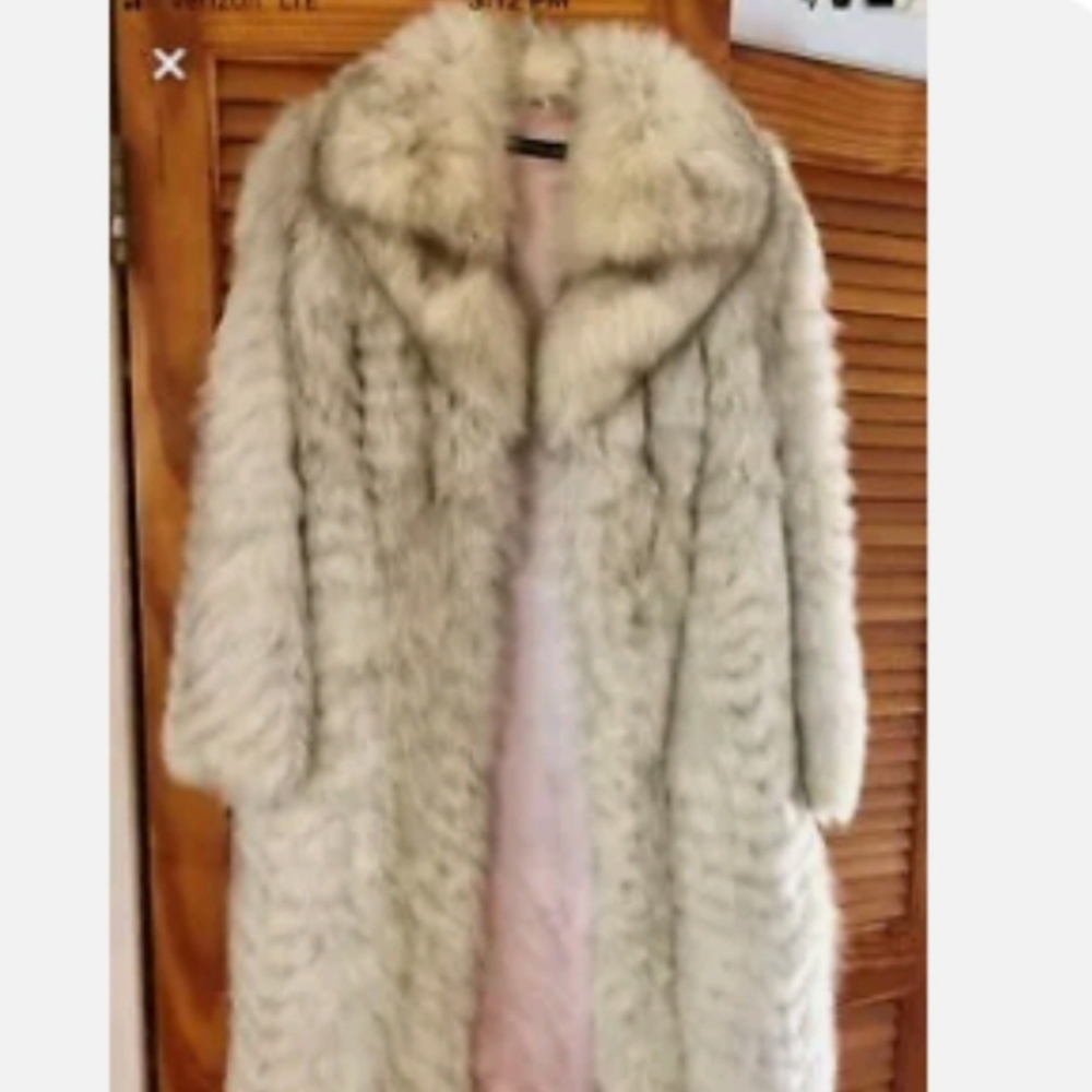 Fox fur coat similar to SJP's coat